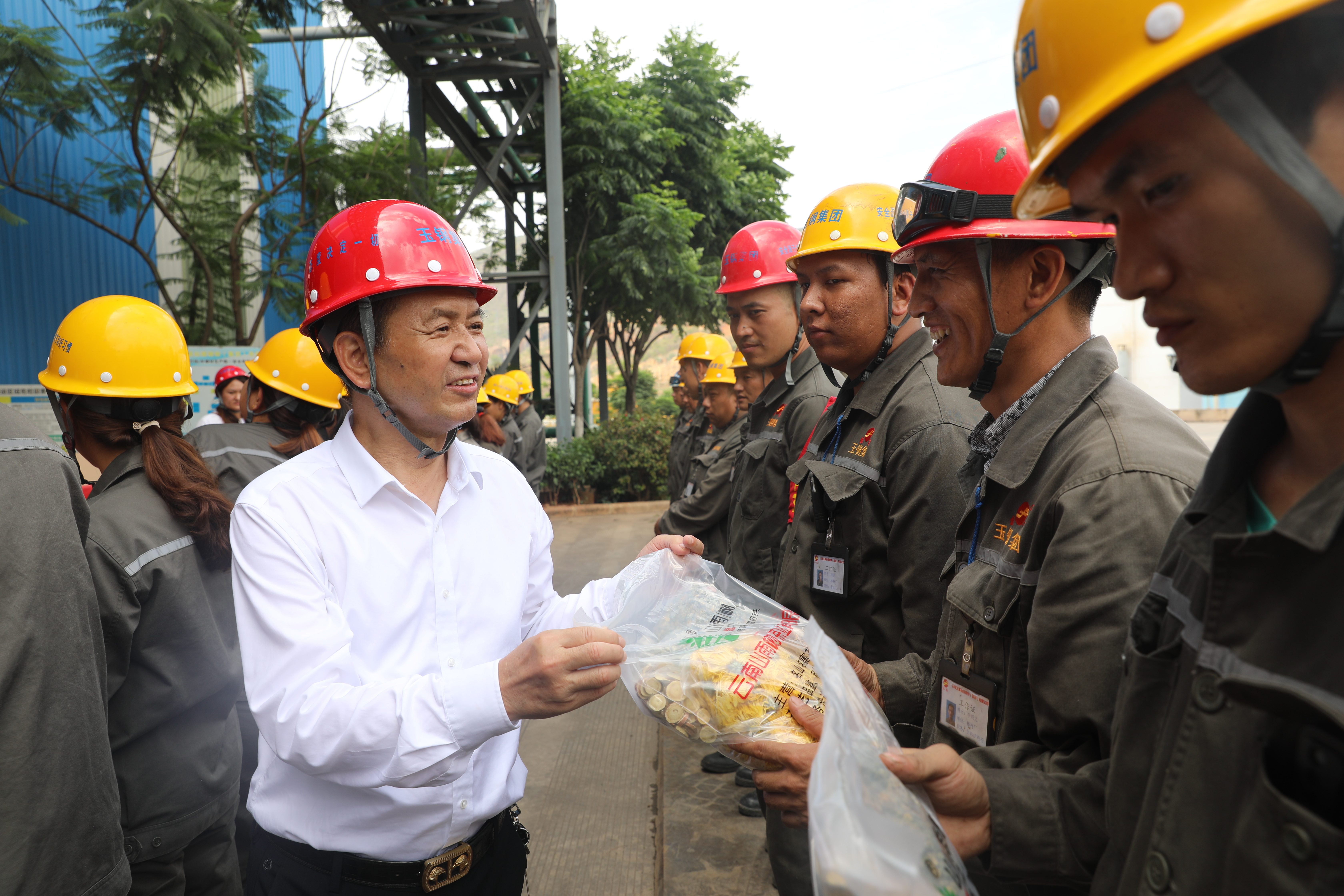 AG旗舰厅工会开展“夏送清凉”活动|AG旗舰厅
